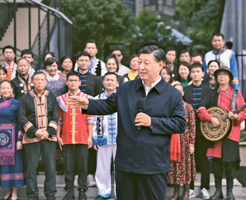 2023年12月14日至15日，中共中央總書記、國家主席、中央軍委主席習(xí)近平在廣西考察。這是14日上午，習(xí)近平在南寧市良慶區(qū)蟠龍社區(qū)考察時，同社區(qū)各族群眾親切交流。