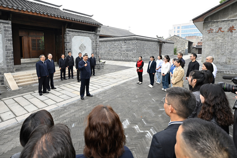 10月17日至18日,中共中央總書記、國家主席、中央軍委主席習(xí)近平在安徽考察。這是17日下午,習(xí)近平在安慶桐城市六尺巷考察時(shí),同當(dāng)?shù)鼐用窈陀慰陀H切交流。