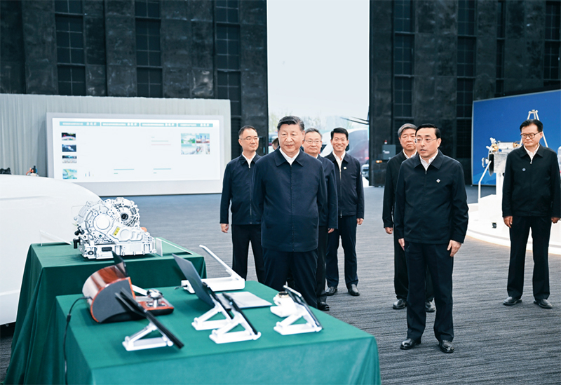 2024年10月17日至18日，中共中央總書記、國家主席、中央軍委主席習(xí)近平在安徽考察。這是17日下午，習(xí)近平在合肥濱湖科學(xué)城察看安徽省重大科技創(chuàng)新成果集中展示。
