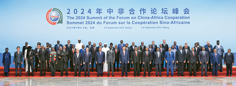 2024年9月5日上午，國家主席習(xí)近平在北京人民大會堂出席中非合作論壇北京峰會開幕式并發(fā)表主旨講話。這是開幕式前，習(xí)近平同出席峰會的外方領(lǐng)導(dǎo)人集體合影。