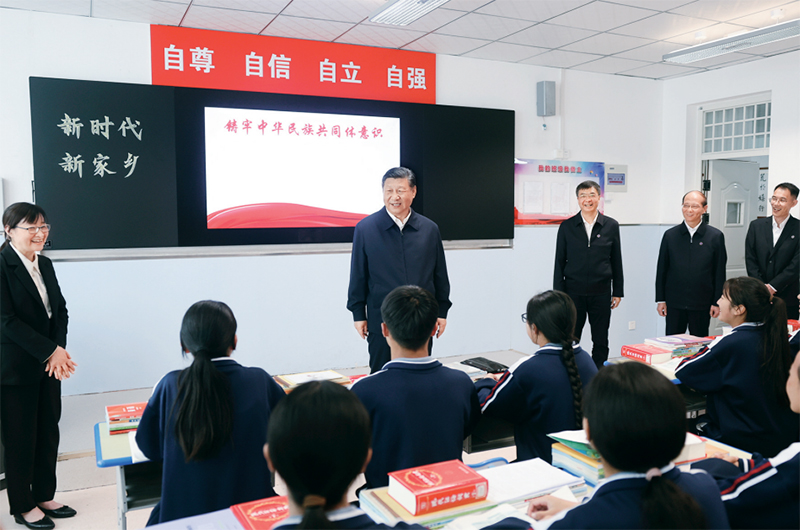 2024年6月18日至19日，中共中央總書記、國家主席、中央軍委主席習(xí)近平在青?？疾?。這是18日下午，習(xí)近平在果洛西寧民族中學(xué)高一（1）班觀摩“新時代、新家鄉(xiāng)”主題思政課。